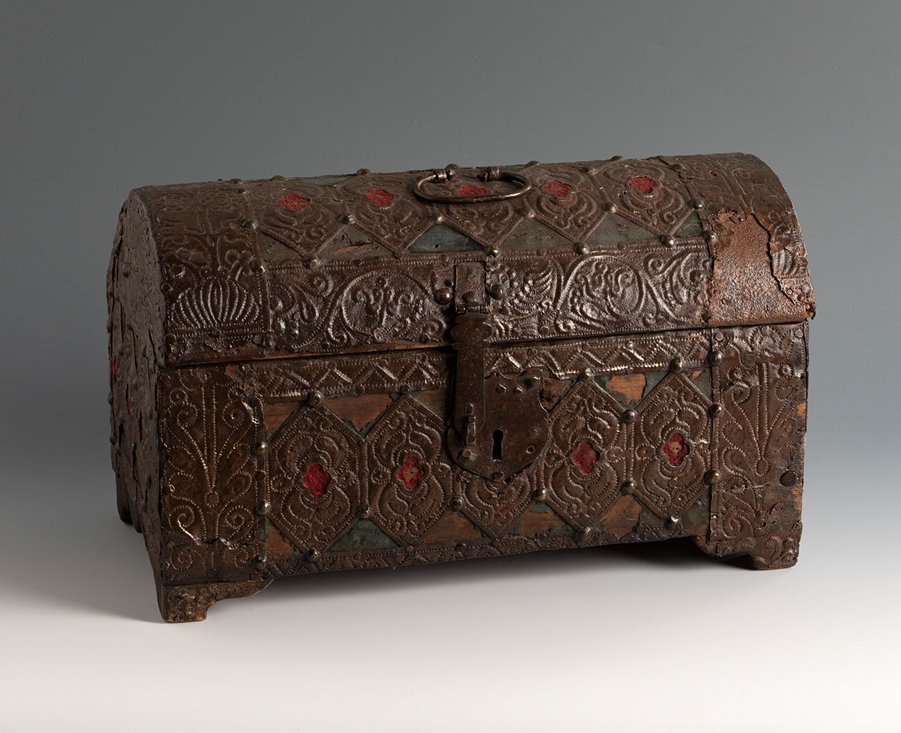 Null 柜子；16-17世纪。
木头上覆盖着青铜板和织物。
布料和青铜都不见了。
它没有钥匙或锁。
尺寸：24 x 39 x 20厘米；24.5 x 39 x&hellip;