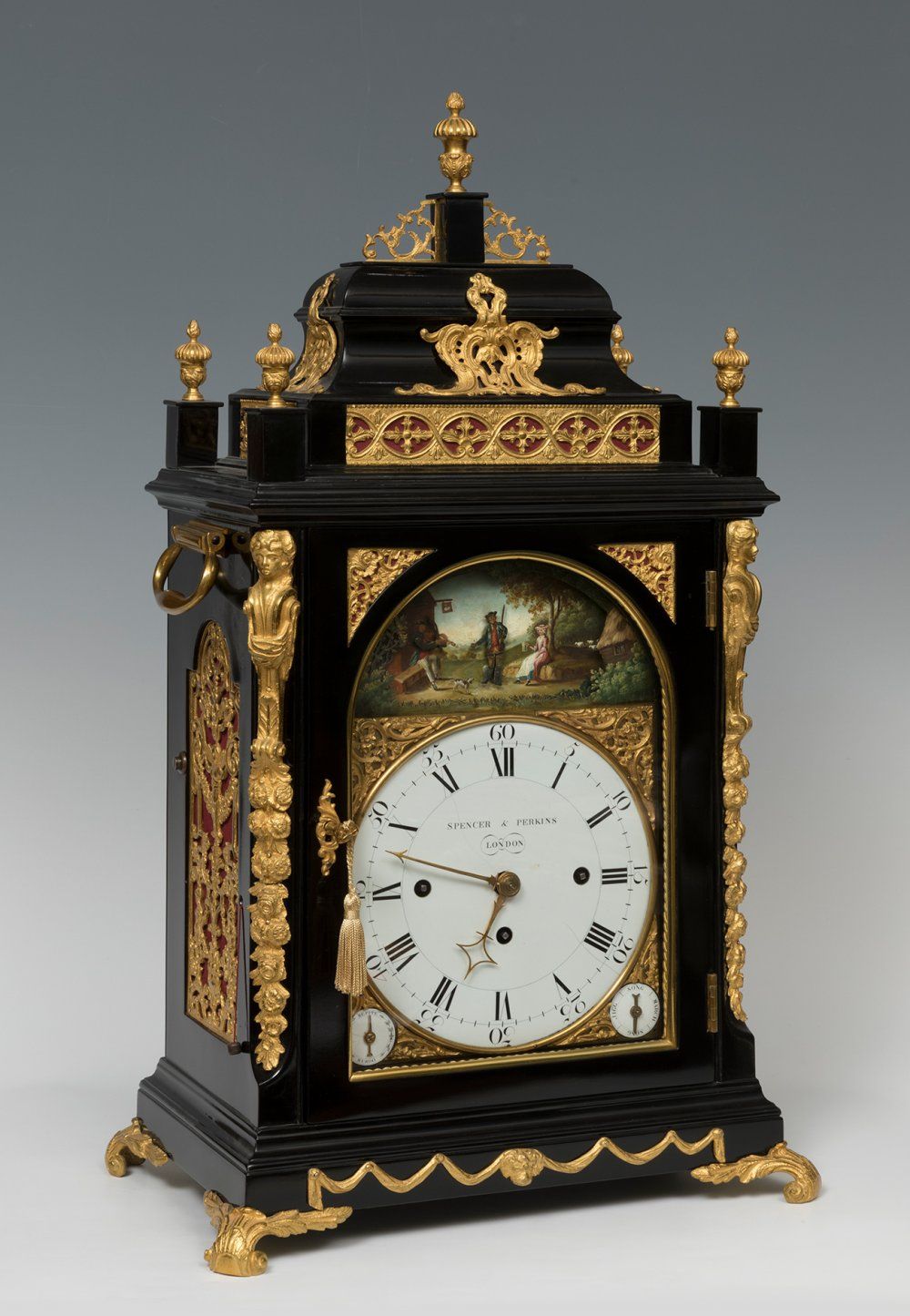 Null 重要的SPENCER & PERKINS支架壁炉钟。伦敦，约1750年。
漆木和鎏金铜器。
有音乐自动装置。
有9个钟的报时和移动的数字。
尺寸：67&hellip;