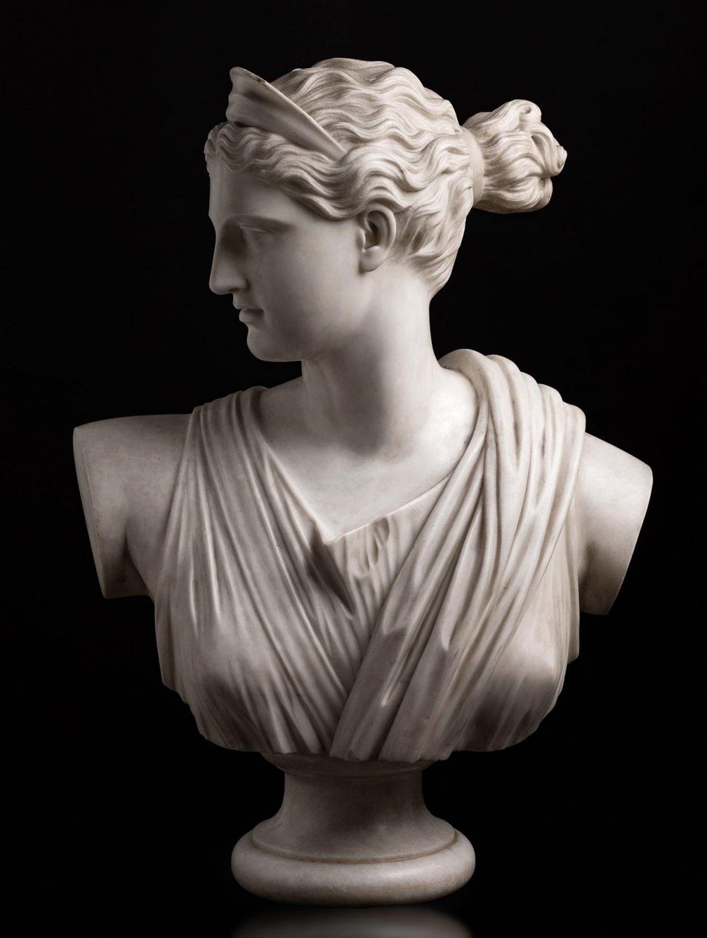 Null PIETRO BAZZANTI（意大利，1825 - 1895）。
"凡尔赛的戴安娜半身像"，佛罗伦萨。
白色大理石。
在背面有签名和位置。
它呈现出&hellip;