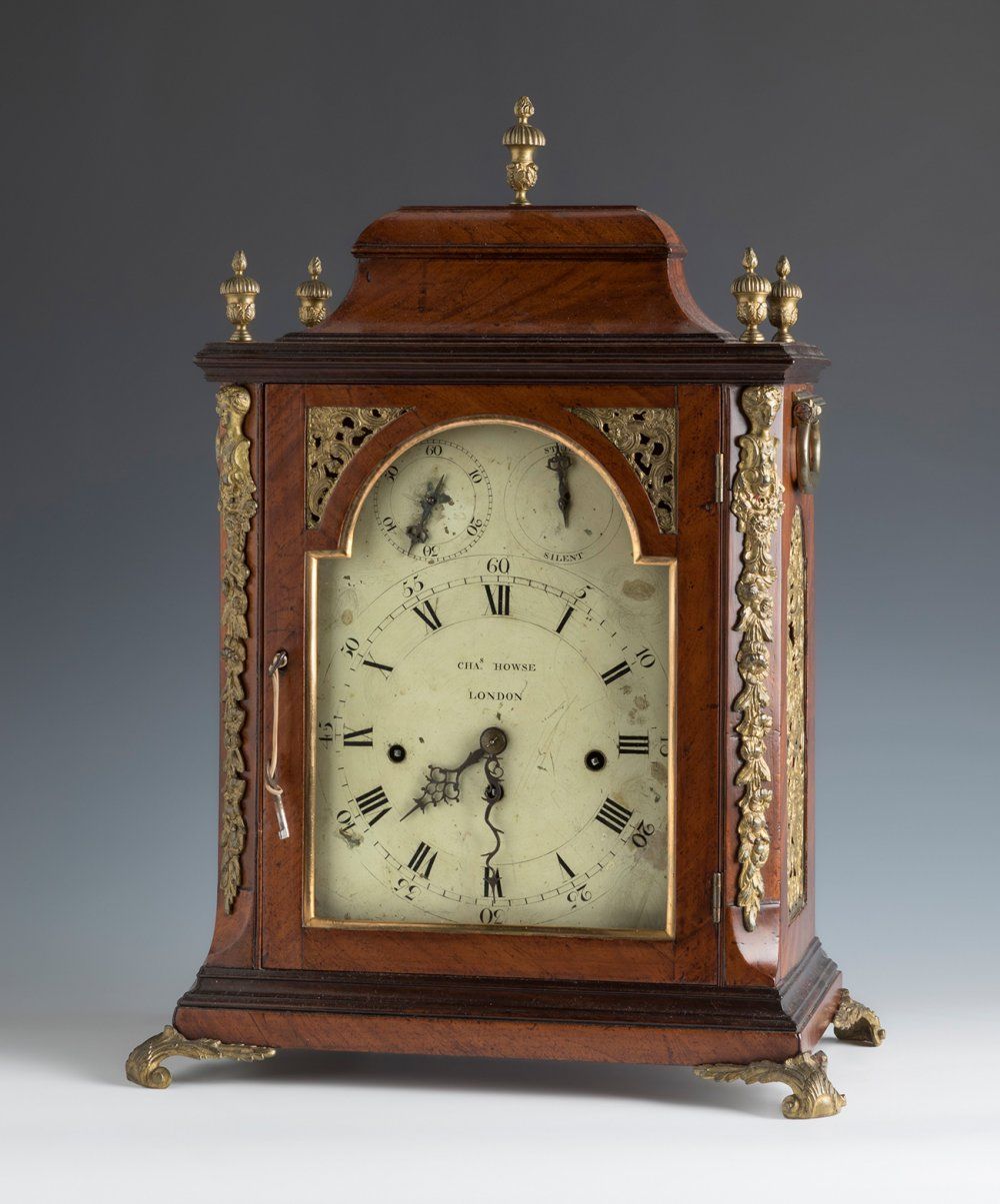 Null CHA HOWSE 支架钟。伦敦，18世纪。
桃花心木和凿刻的青铜。
刻钟、半钟和小时钟。9个钟。
钥匙不见了。
机器需要大修。表盘上的珐琅彩有缺陷。&hellip;