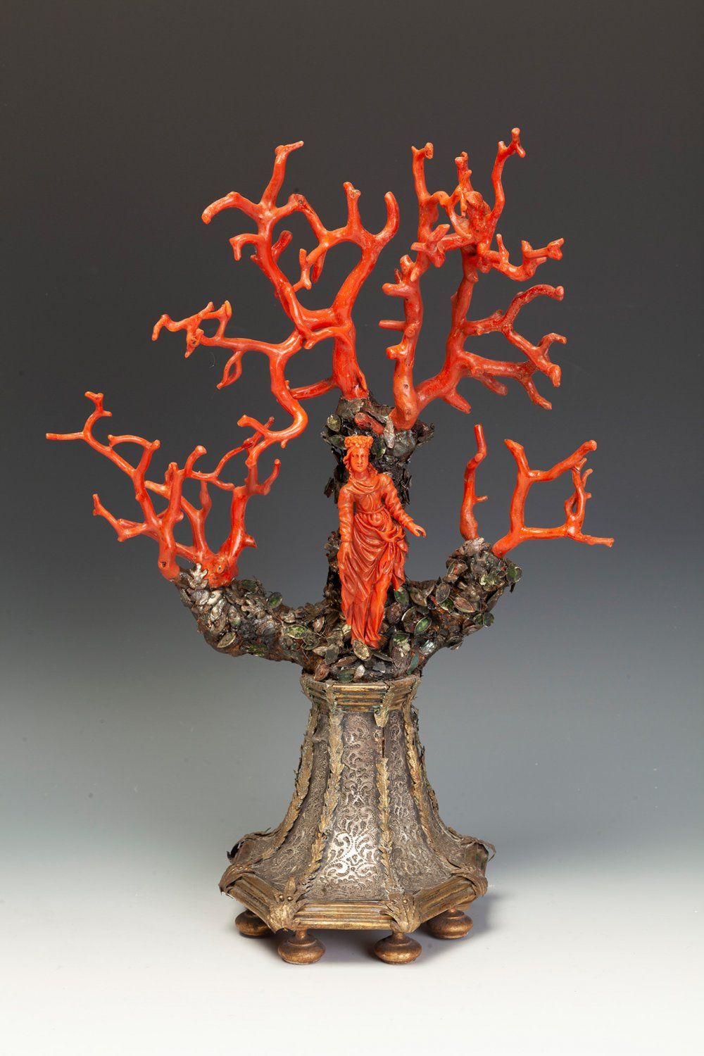 Null 红珊瑚雕像和树枝组，17世纪。
红珊瑚的雕刻。
银质基座。
它在红珊瑚上有修复的痕迹。
尺寸：42 x 29 x 11厘米。
精致的红珊瑚雕装饰品，雕&hellip;