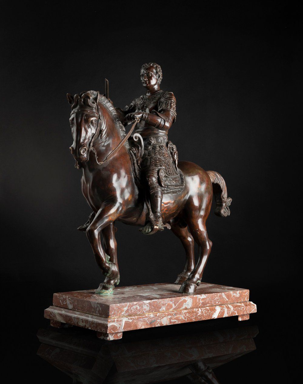 Null Condotiero Gattamelata的马术雕塑。意大利，大旅行，19世纪。
青铜雕塑，大理石底座。
尺寸：57 x 56 x 29厘米；8 x&hellip;