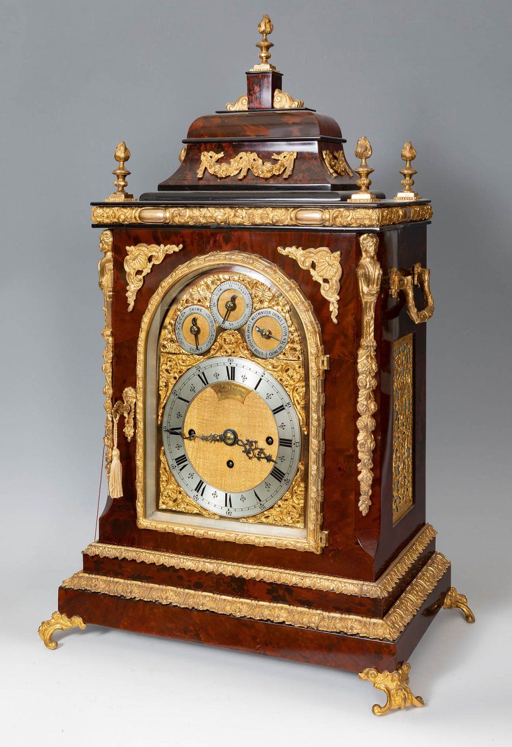 Null 维多利亚时代的壁炉钟。伦敦，约1820年。
玳瑁和鎏金青铜。
小时、半小时和四分之一小时的报时。
在表盘上刻有：John SPENCER，伦敦。
尺寸&hellip;
