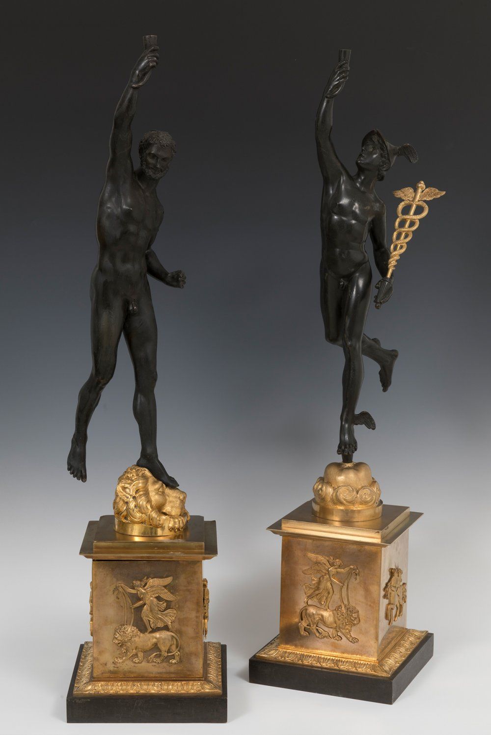 Null 一对雕塑；帝国时期，法国，约1810年。
水银鎏金青铜和发蓝青铜。
它们有因时间流逝而造成的缺陷。
尺寸：95 x 22厘米；95 x 27厘米。
一&hellip;