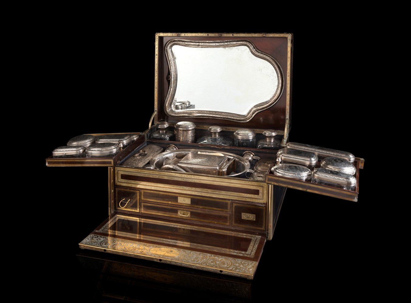 Null 保罗-索尔马尼（意大利，1817-法国，1877）。
非凡而独特的化妆箱，珠宝盒和旅行桌。
槐木和银。内部和外部装饰为鎏金和凿银。银、鎏金银和木头的外&hellip;