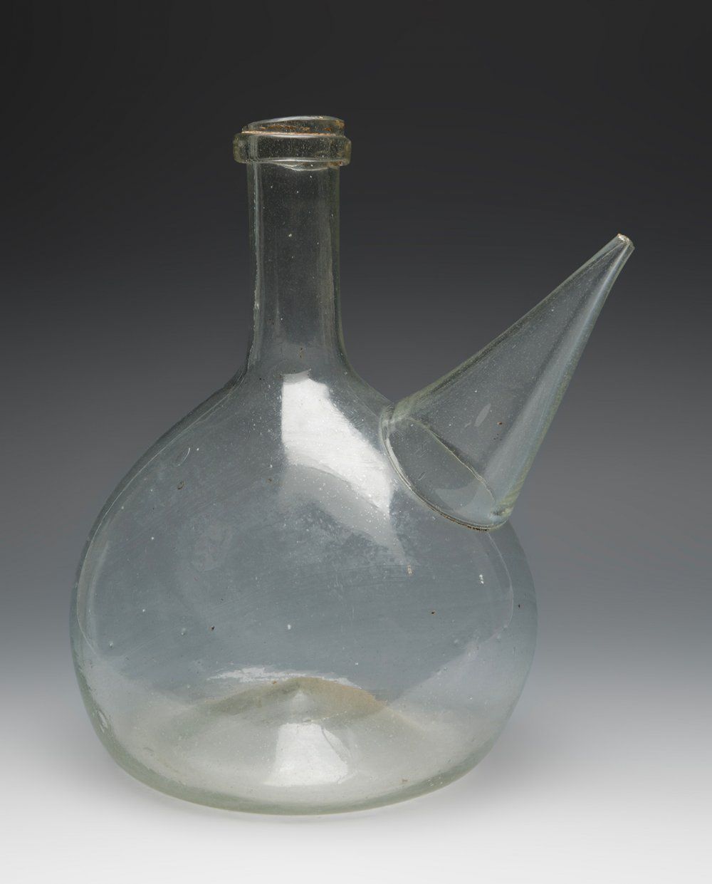 Null 18th century catalan porrón.
Blown glass.
It has hair and very slight flaki&hellip;