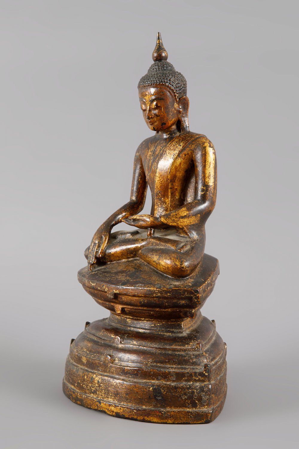 Null 佛陀。缅甸，XVII-XVIII 世纪。

精铸青铜。

带有原金和原漆的痕迹。

保存状况良好，锈迹清晰。

尺寸：34 x 19 x 13 厘米：&hellip;