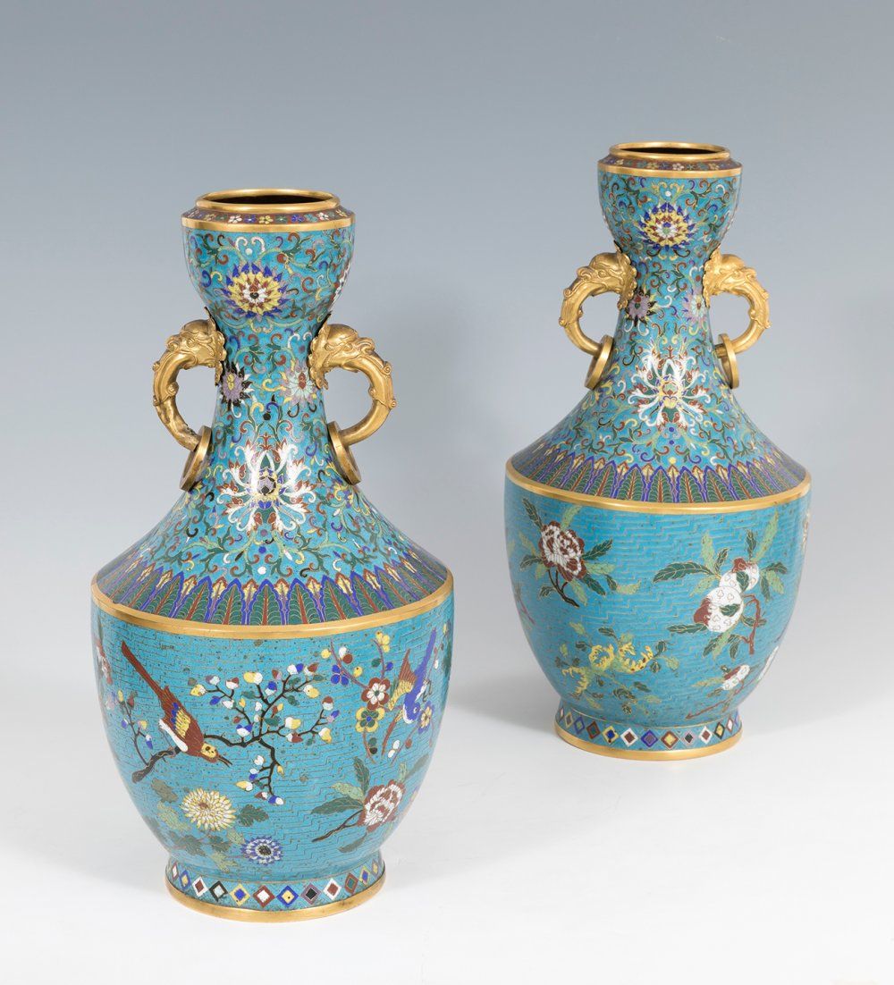 Null 一对花瓶；中国，清朝，1736-1796 年。 

青铜和掐丝珐琅。 

珐琅上有轻微的损失和轻微的整合。 

其中一个把手缺失。 

尺寸：48 x&hellip;