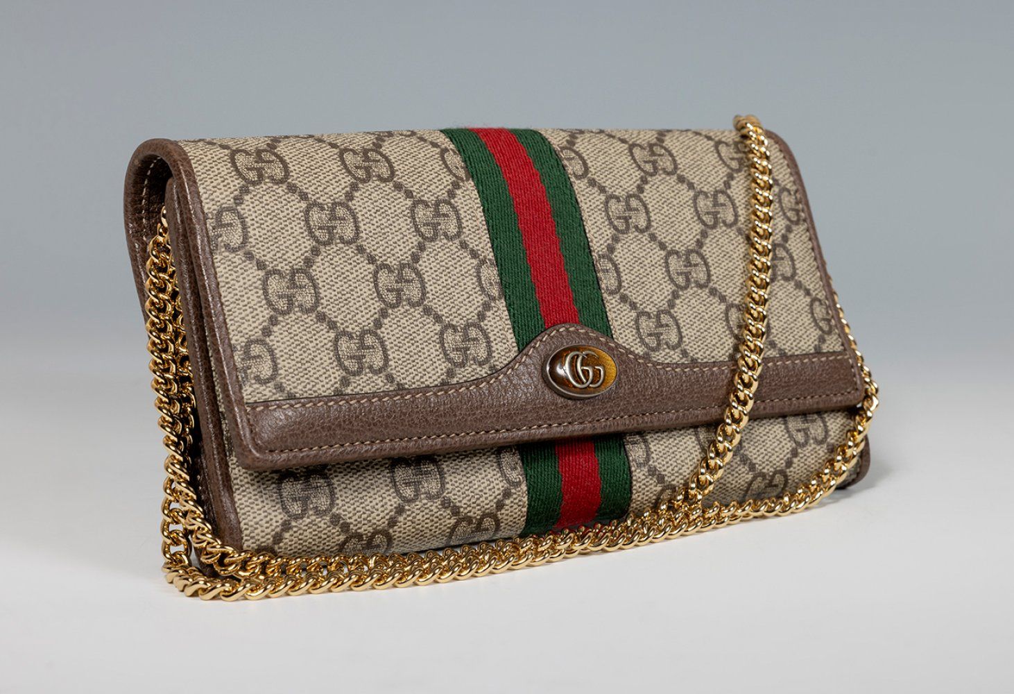 Null GUCCI. 

Ophidia GG purse-purse with chain. 

Monogram fabric and brown lea&hellip;