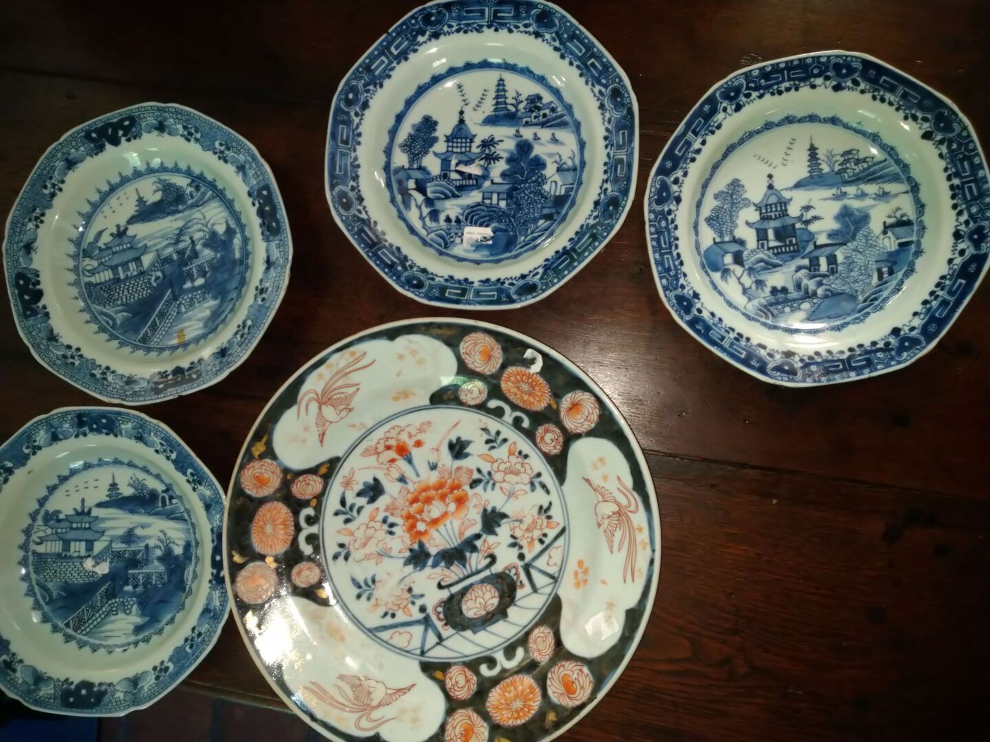 Null Japon : 1 Imari XIXe, on y joint 5 assiettes en porcelaine bleue de Chine à&hellip;
