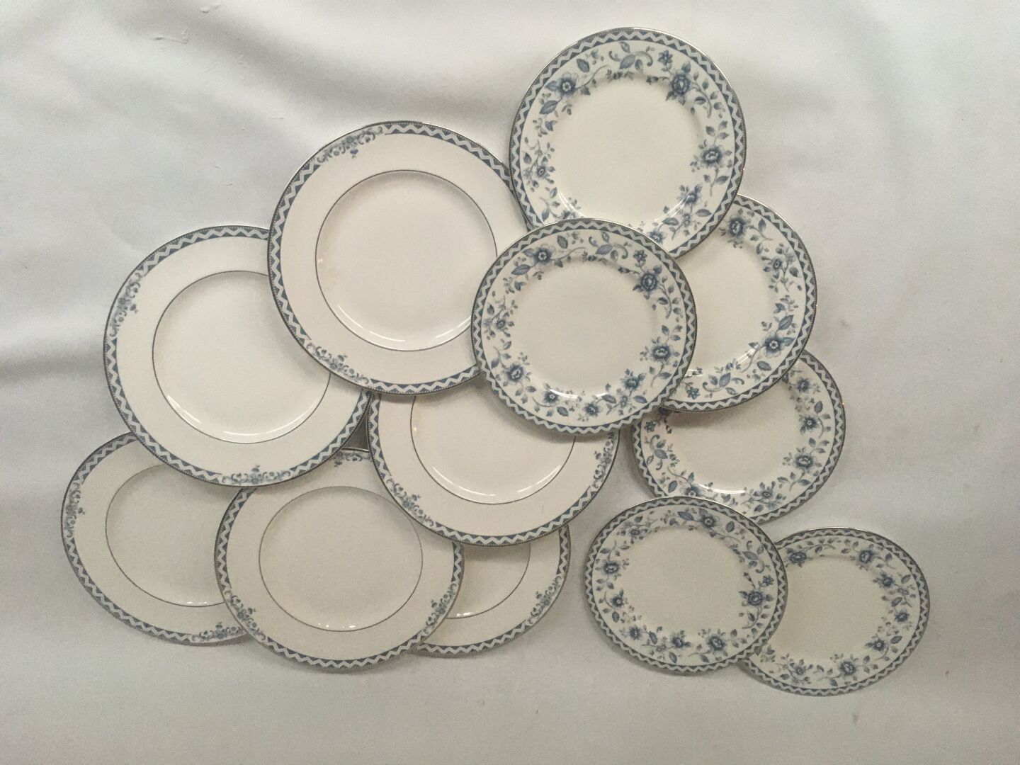 Null Porcelaine anglaise, liseré à fleurs. Ensemble de 6 assiettes plates et 6 p&hellip;