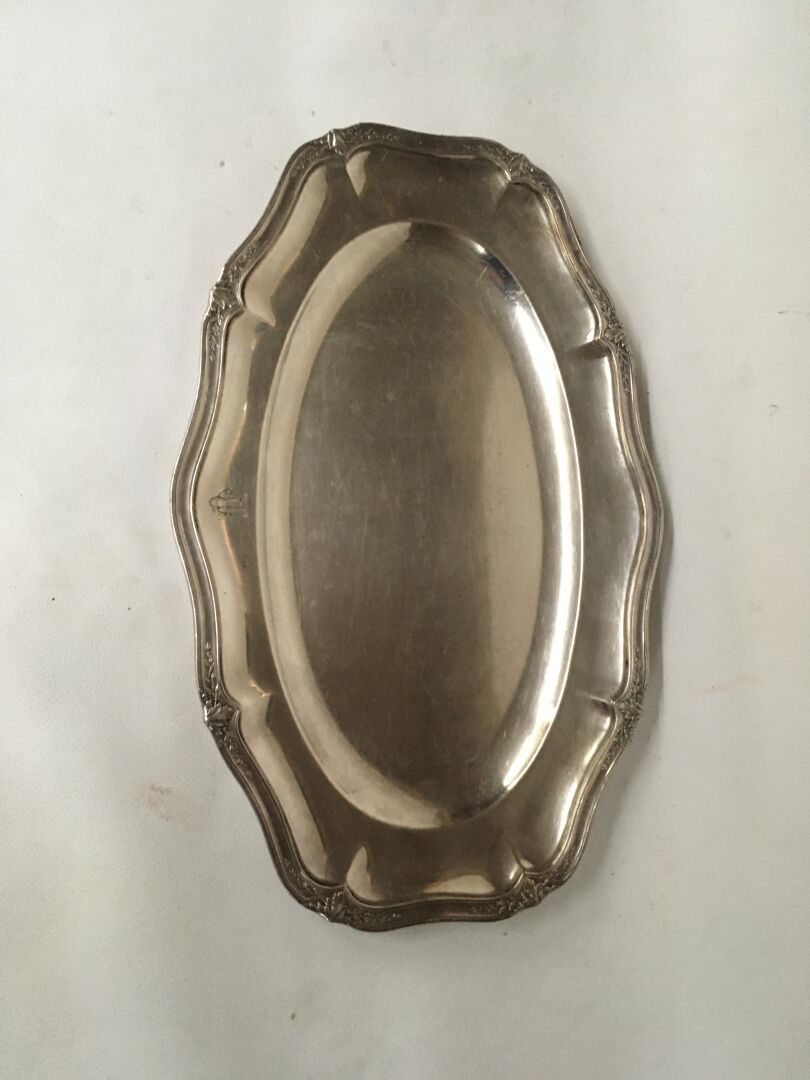 Null Grand plat ovale chantourné en métal argenté à décor de feuilles. Travail f&hellip;