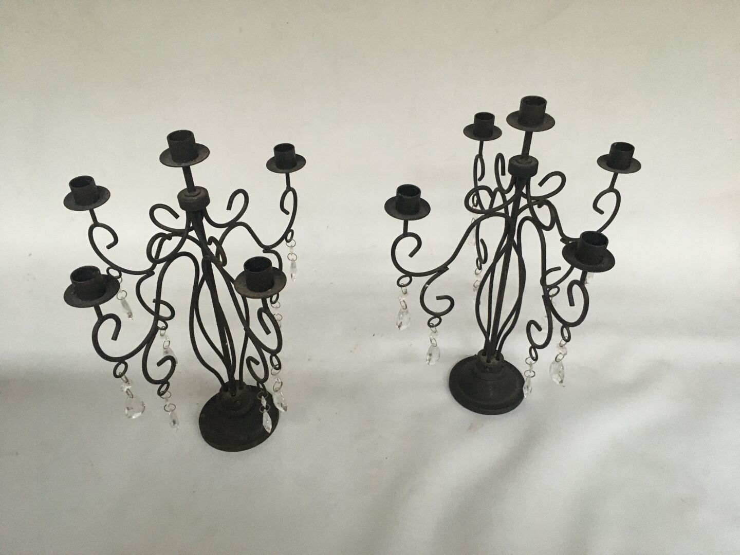 Null ensemble de 2 chandeliers à pampilles à 5 branches en fer forgé