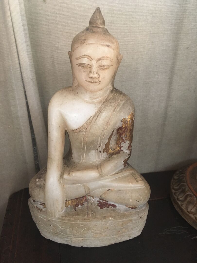Null BIRMANIA, Buda de alabastro restos de dorado antiguo H: 21,5cm