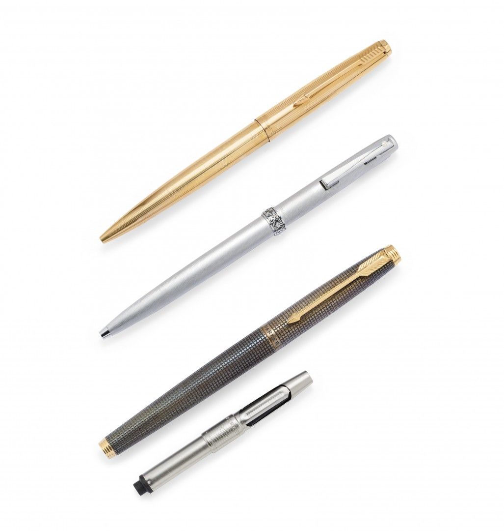 Null 三支派克和谢弗钢笔，分别是派克的金色双头笔和钢笔以及谢弗的双头笔，都有盒子。 TAGS: 手表