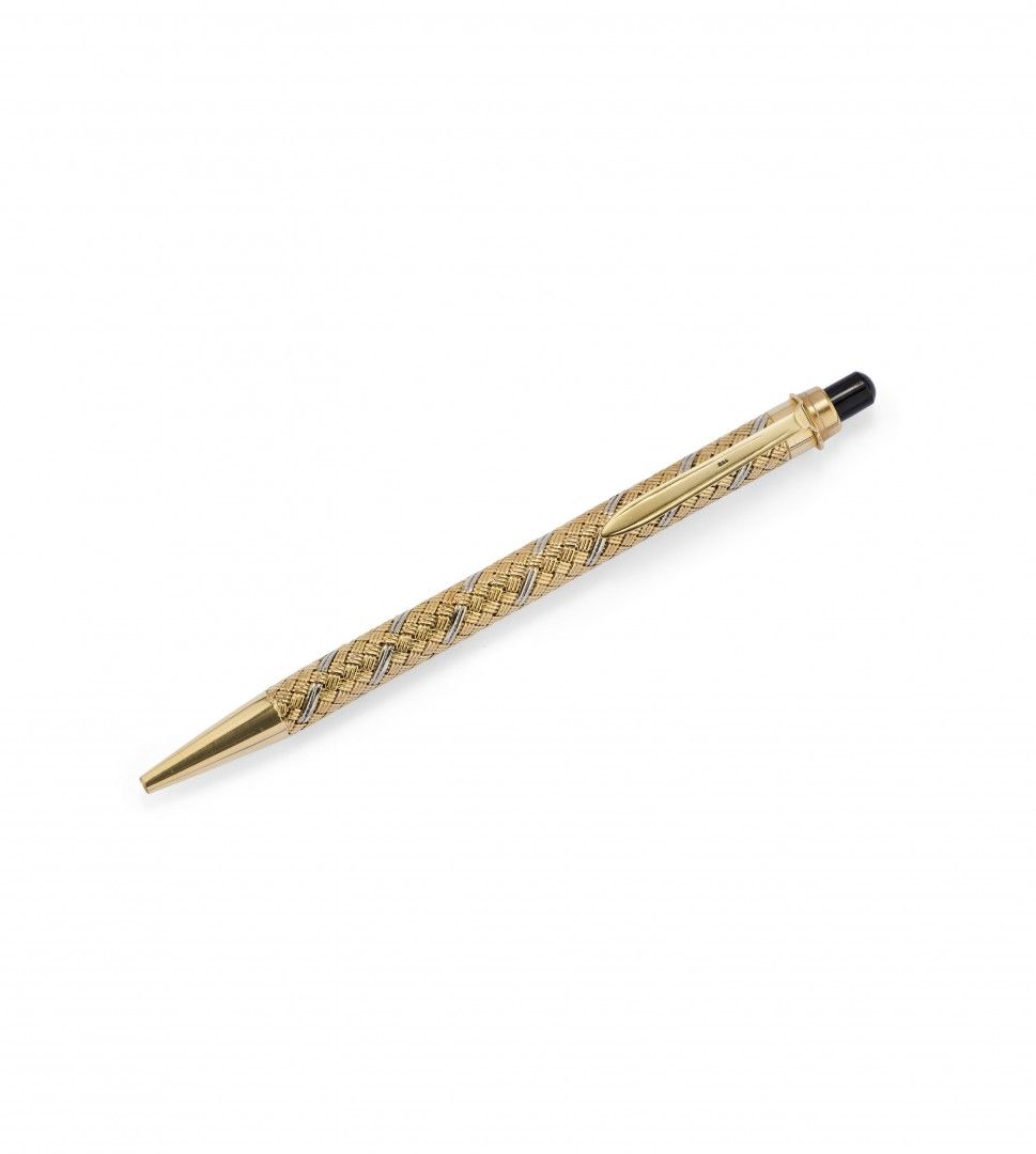 Null 18K黄金圆珠笔，笔身有黄金和白金的交错装饰，750印记的笔扣。

长度: 130毫米 | 重量: 24,11克 TAGS: 手表