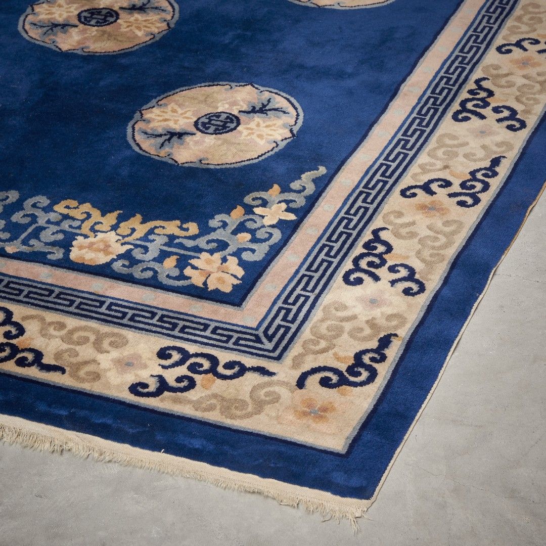 Null TAPIS Chine, XXe siècle Médaillons circulaires sur fond bleu. 


Légère usu&hellip;