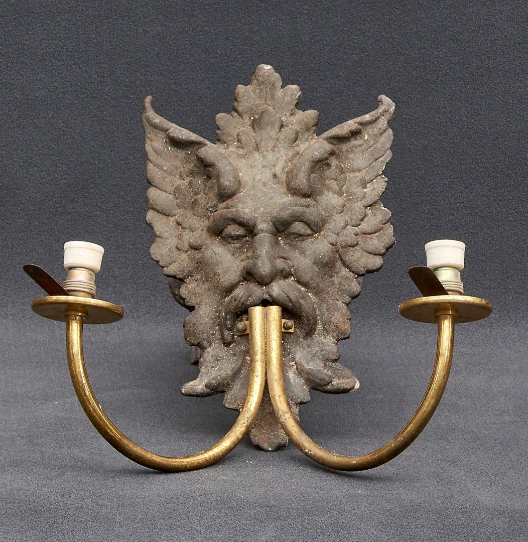 Null GRUPPO DI TRE APPLIQUES XIX-XX secolo Tre fregi a mascherone in bronzo tras&hellip;
