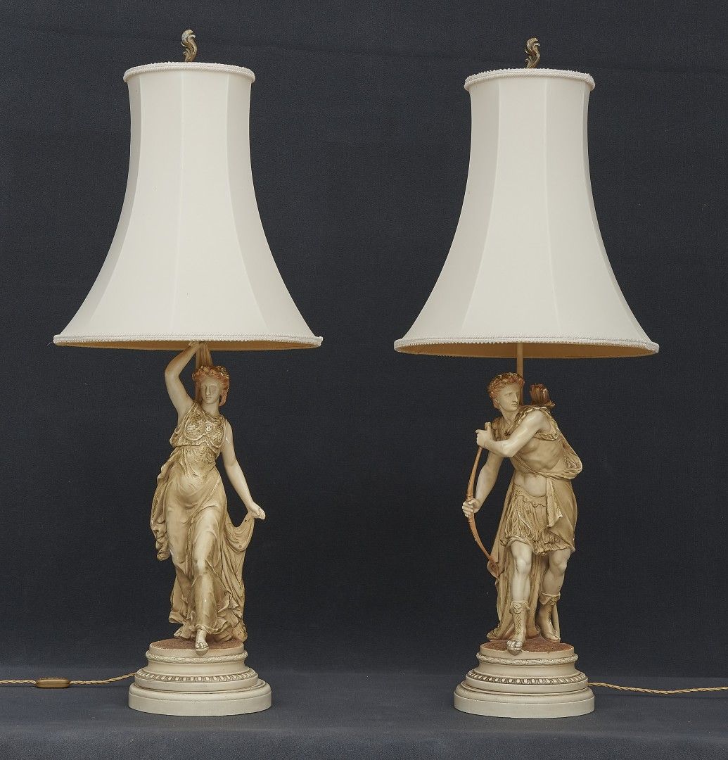 Null 一对ABAT-JOUR 20世纪 描绘戴安娜和阿波罗，用大理石粘贴，有象牙丝绸灯罩。105 x 23,5 cm
