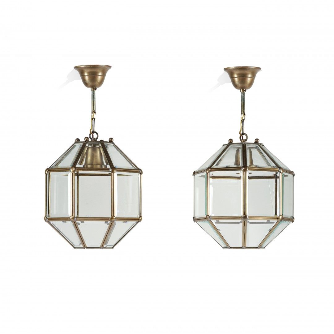 Null PAIRE DE LANTERNS 20e siècle Laiton et verre, en forme de prisme octogonal.&hellip;