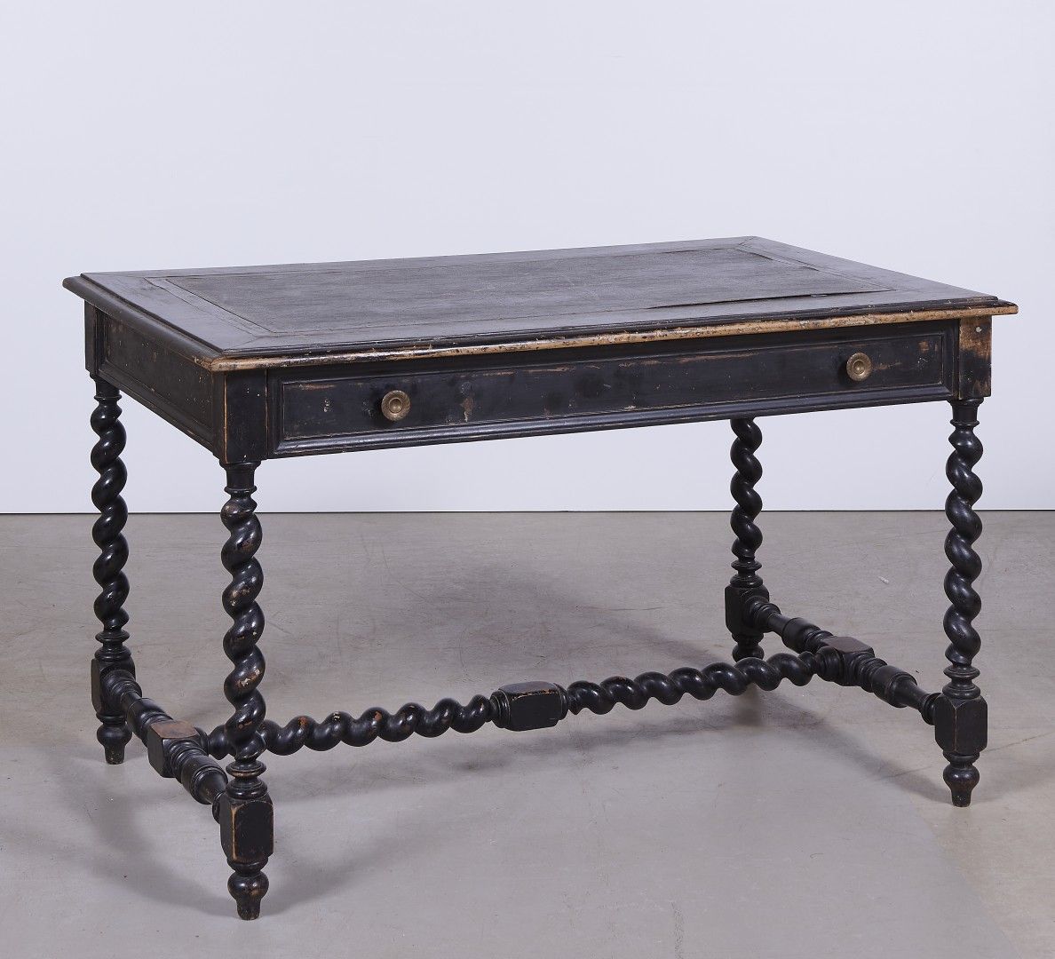 Null 19世纪 桌子 长方形，黑檀木，有线轴腿，顶部有部分镀金的皮革插件。74 x 120 x 76 厘米