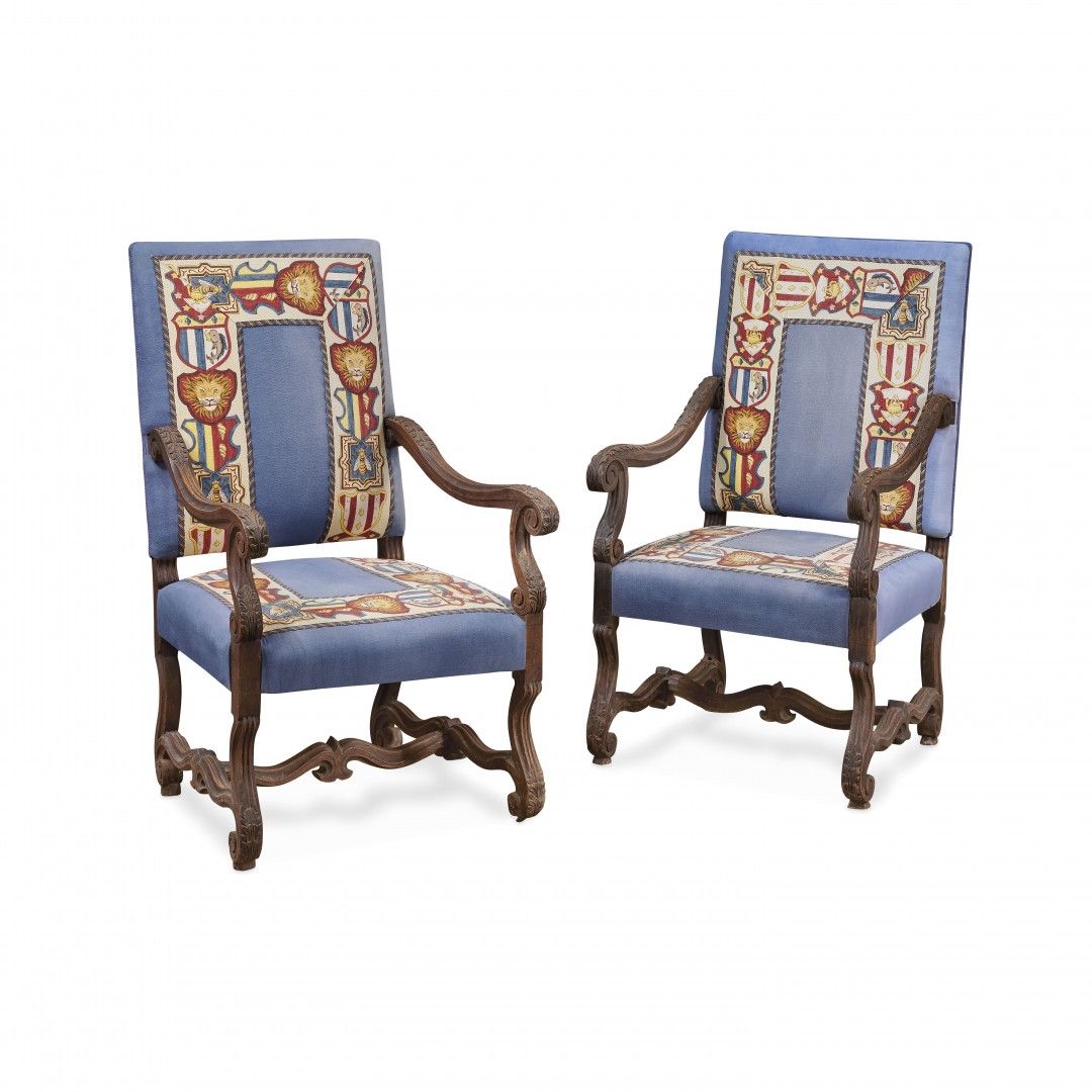 Null 一对扶手椅 19世纪 雕刻的木头，弯曲的腿由横梁和环形的扶手连接，用蓝色的布做软垫，上面有大的纹章图案。112 x 65 x 37厘米