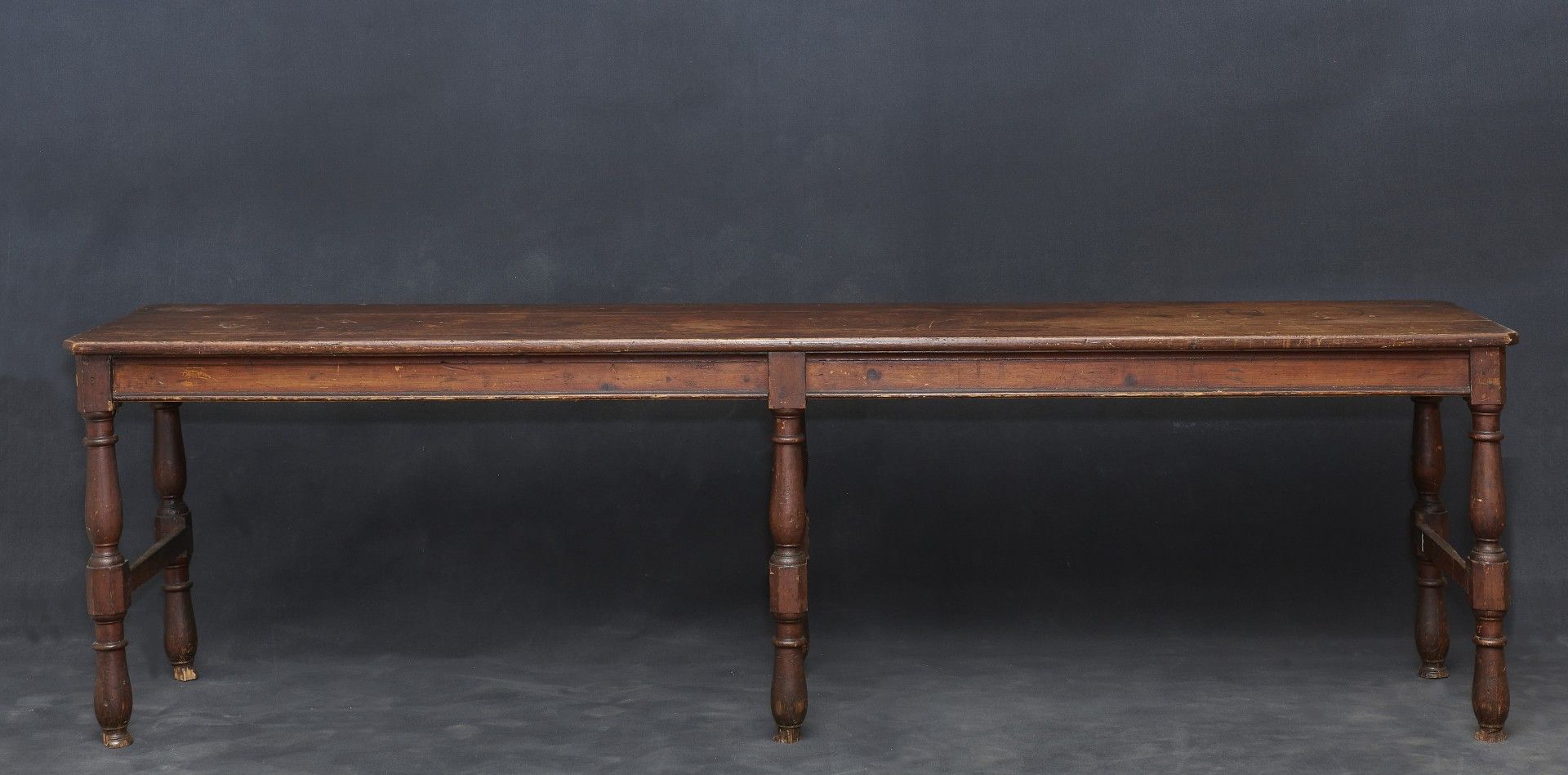 Null 大型工作桌 18-19世纪 胡桃木，用横木连接的转腿。


脚部有损坏，有磨损和轻微崩裂。79.5 x 285 x 61 厘米