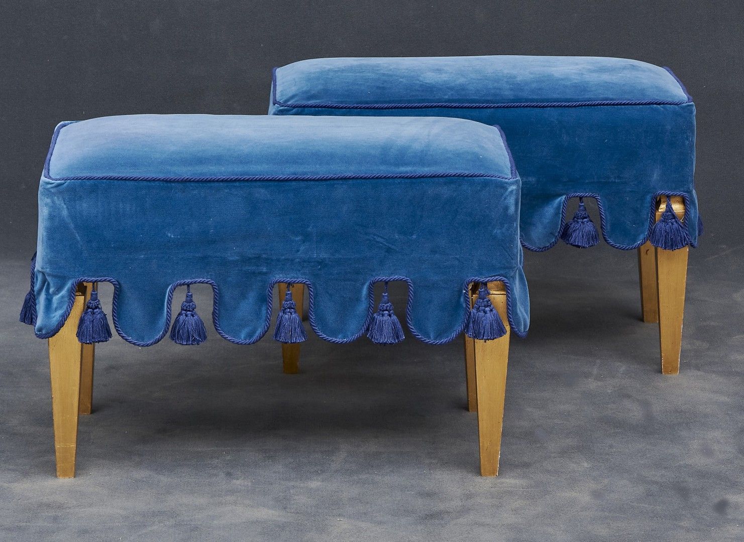 Null Pair of stools 20th Century Wood upholstered in yellow silk, with blue clot&hellip;