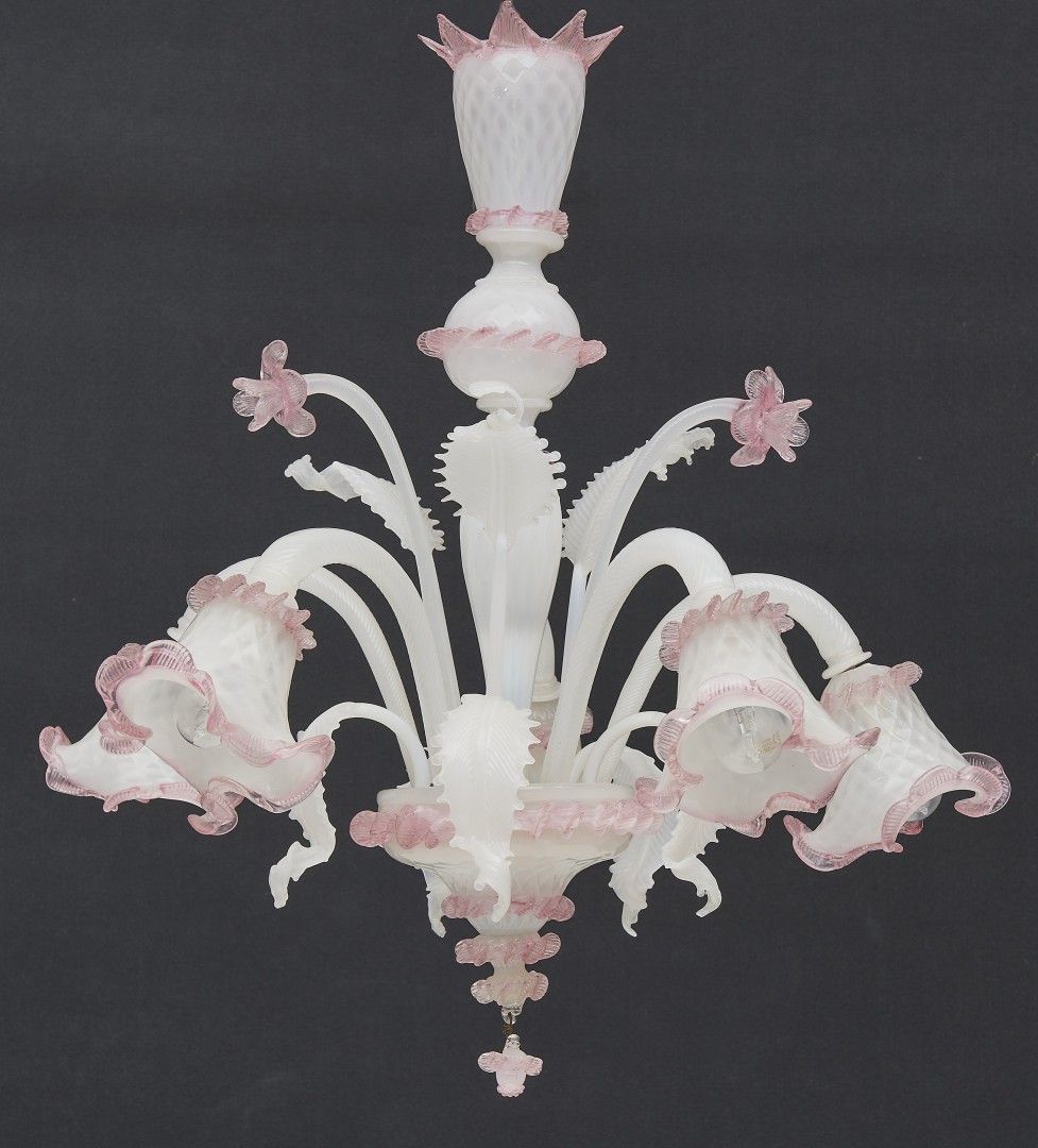 Null 穆拉诺，20世纪穆拉诺，粉红色和蓝色乳白玻璃吊灯，六盏灯，臂上有叶子和花。


缺陷。80 x 70厘米