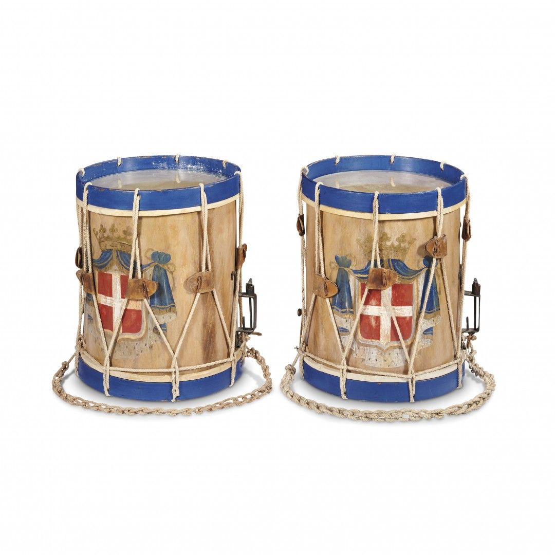 Null Par de tambores de desfile del siglo XIX-XX Madera pintada con el escudo de&hellip;