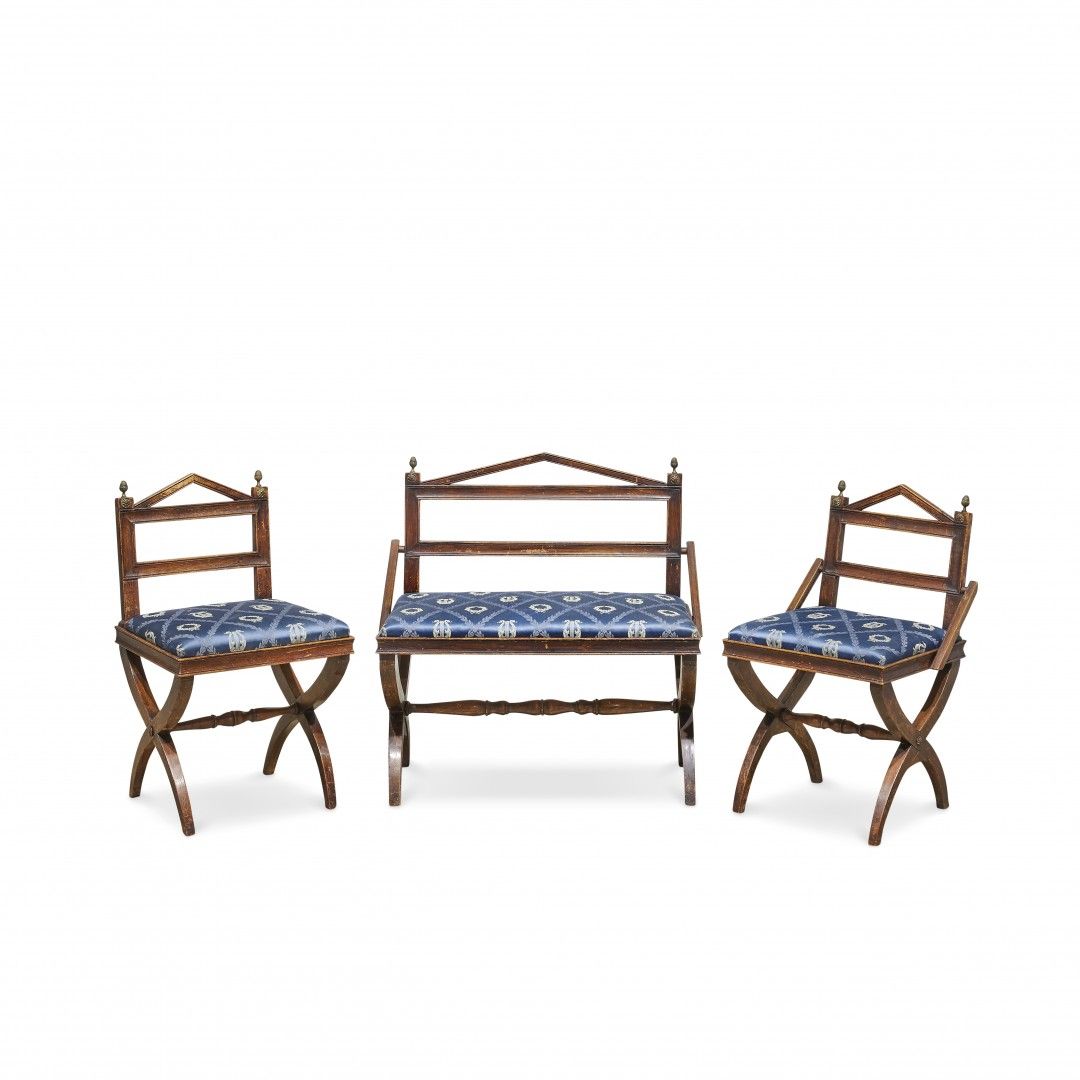 Null 方椅和双椅 19世纪 胡桃木，座椅用蓝色背景的丝绸装饰，背部有三角形的脊柱，两侧有镀金的金属锥。


替换和加固框架。长椅86 x 84 x 47厘米&hellip;