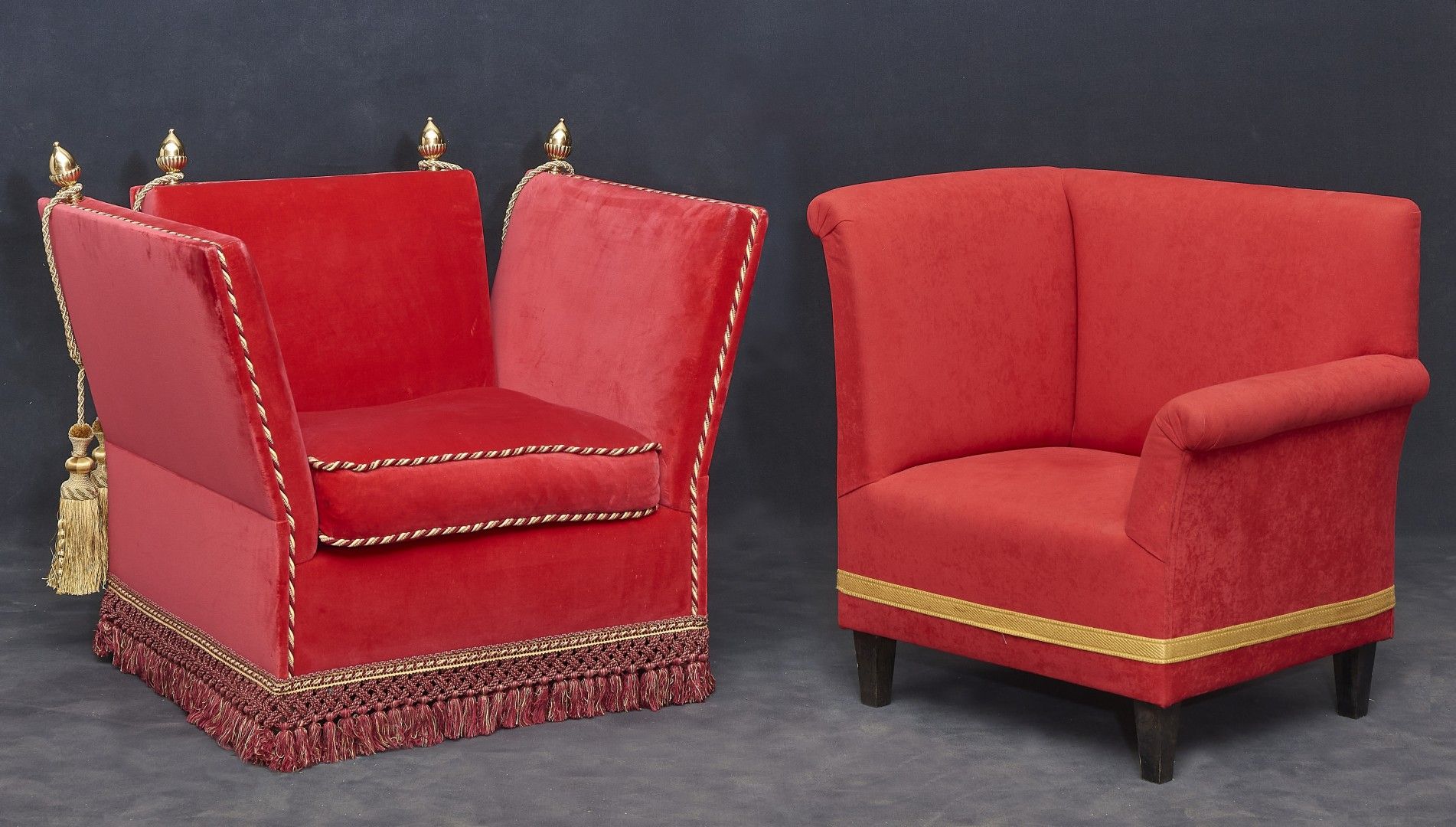 Null 两把20世纪的扶手椅 不同的是，用红色天鹅绒装饰，其中一把边缘有修饰，有四个应用的鎏金铜松果，另一把有棱角。82 x 100 x 83厘米和85 x &hellip;
