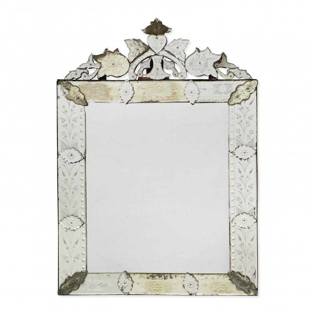 Null 威尼斯镜子，20世纪初 长方形，有模制的檐口，斜面和刻有花和叶子的镜子，中央的镜子可能被替换了。127 x 93 cm