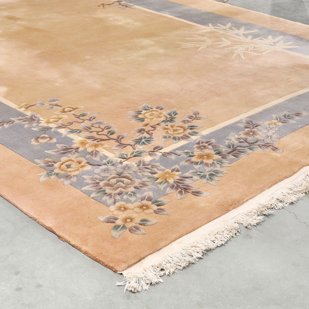 Null 大地毯 中国，20世纪 粉红色背景，浅蓝色边框，竹子装饰，四角有花。 520 x 330 cm