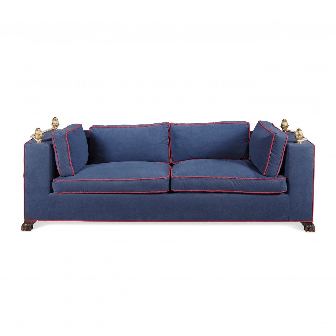 Null 沙发 20世纪 长方形，内衬蓝色天鹅绒，边缘有红色装饰，有应用的鎏金铜制松果。73 x 139 x 81厘米