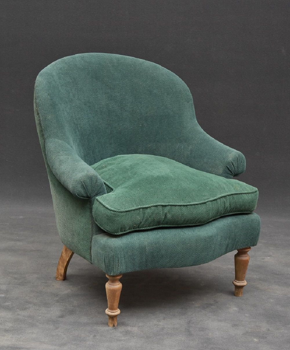 Null 一对19世纪的扶手椅 形状，用绿色天鹅绒装饰，有圆拱形的腿。


穿在天鹅绒上。86 x 77 x 80厘米