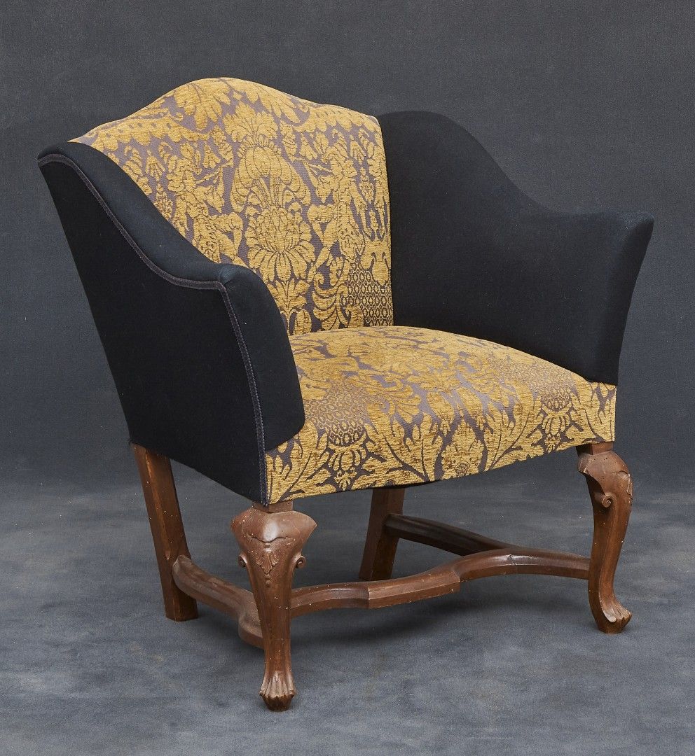 Null 扶手椅 20世纪 耳朵扶手椅，座椅用大马士革织物装饰，扶手用黑色织物装饰，有波浪形木腿。79 x 76 x 59 厘米