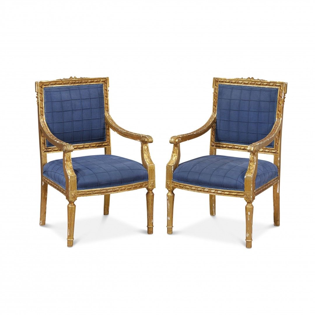 Null 一对19世纪雕刻和镀金的木质扶手椅，用蓝色布缝制的软垫，新古典主义风格。95 x 60 x 54 厘米