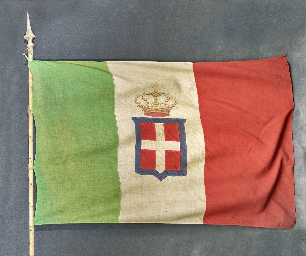 Null 意大利王国的旗帜 XIX-XX世纪 大帆布旗，金属杆上覆盖着铆钉帆布。确信。400 x 220 x 150厘米