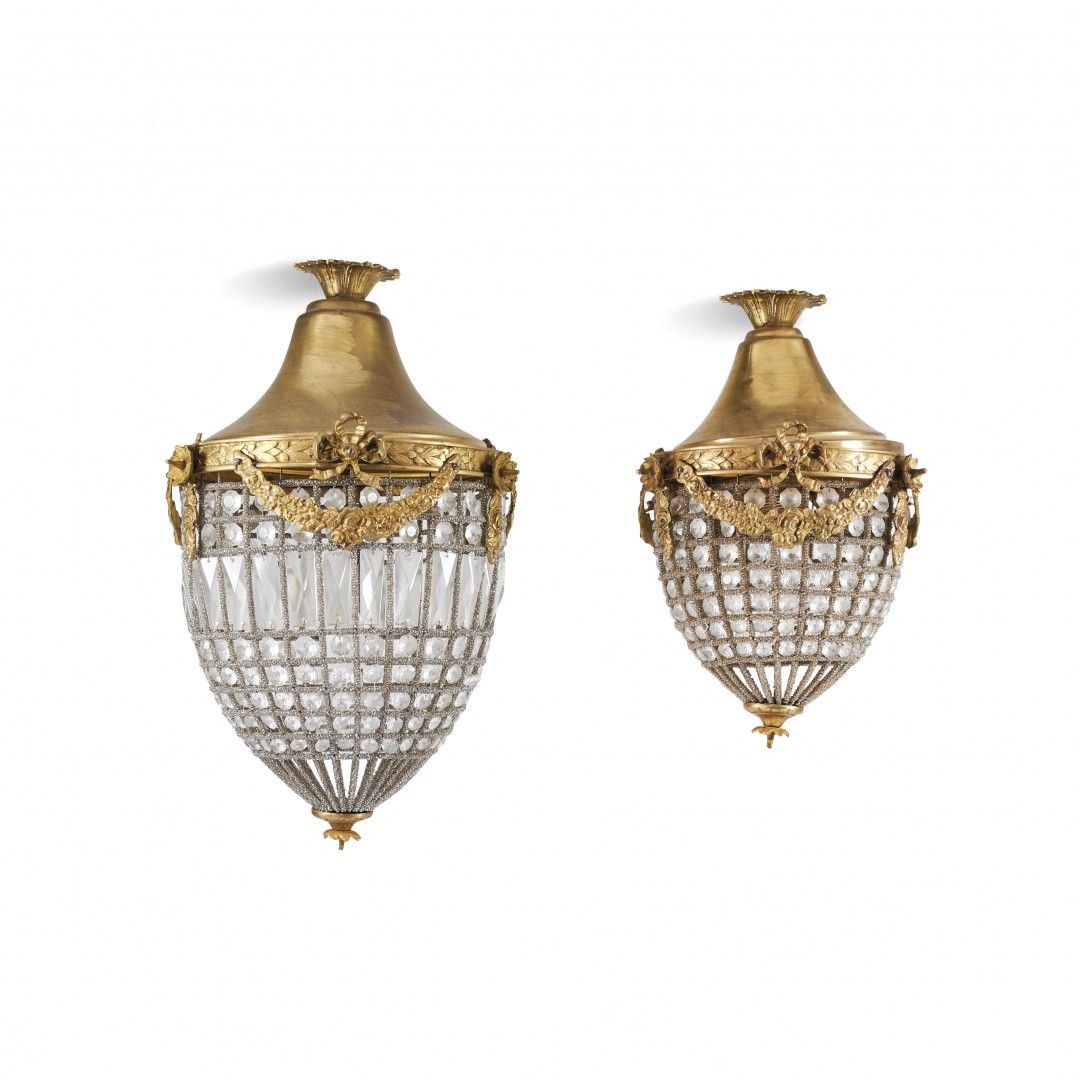 Null COUPLE DE LANTERNS 19e siècle Bronze doré et cristal, en forme de larme, av&hellip;