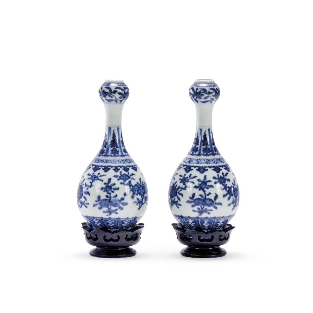 Null COPPIA DI VASI A BOTTIGLIA Cina, marchio Qianlong - Porcellana bianco e blu&hellip;