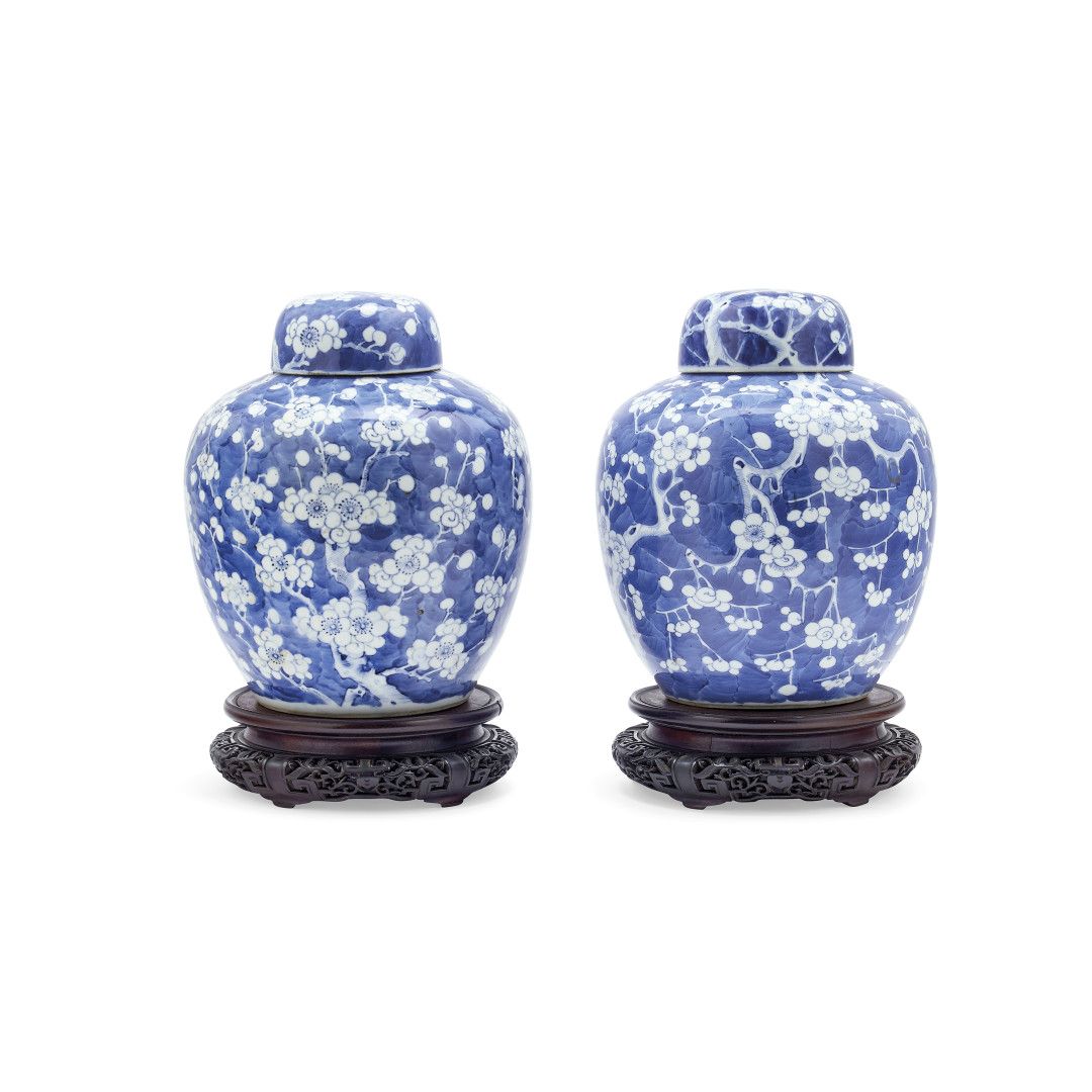 Null COPPIA DI VASI CON COPERCHIO Cina, XIX secolo - Porcellana bianca e blu, l'&hellip;
