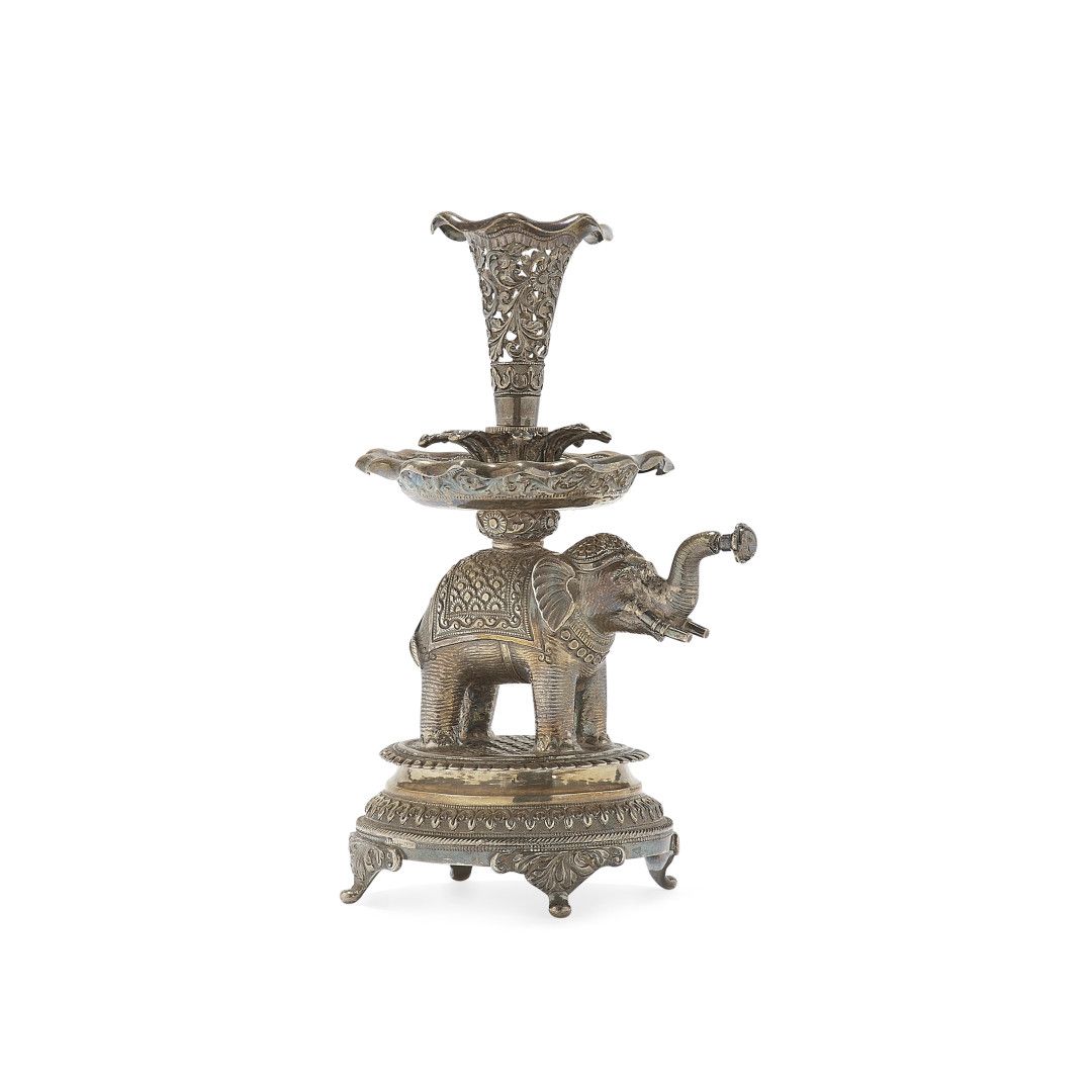 Null ARGENTO BRUCIAPROFUMI 印度, 二十世纪 - 卵形底座的象形铜器。 
银质，标题较低。458克 
 20 x 9 x 8厘米