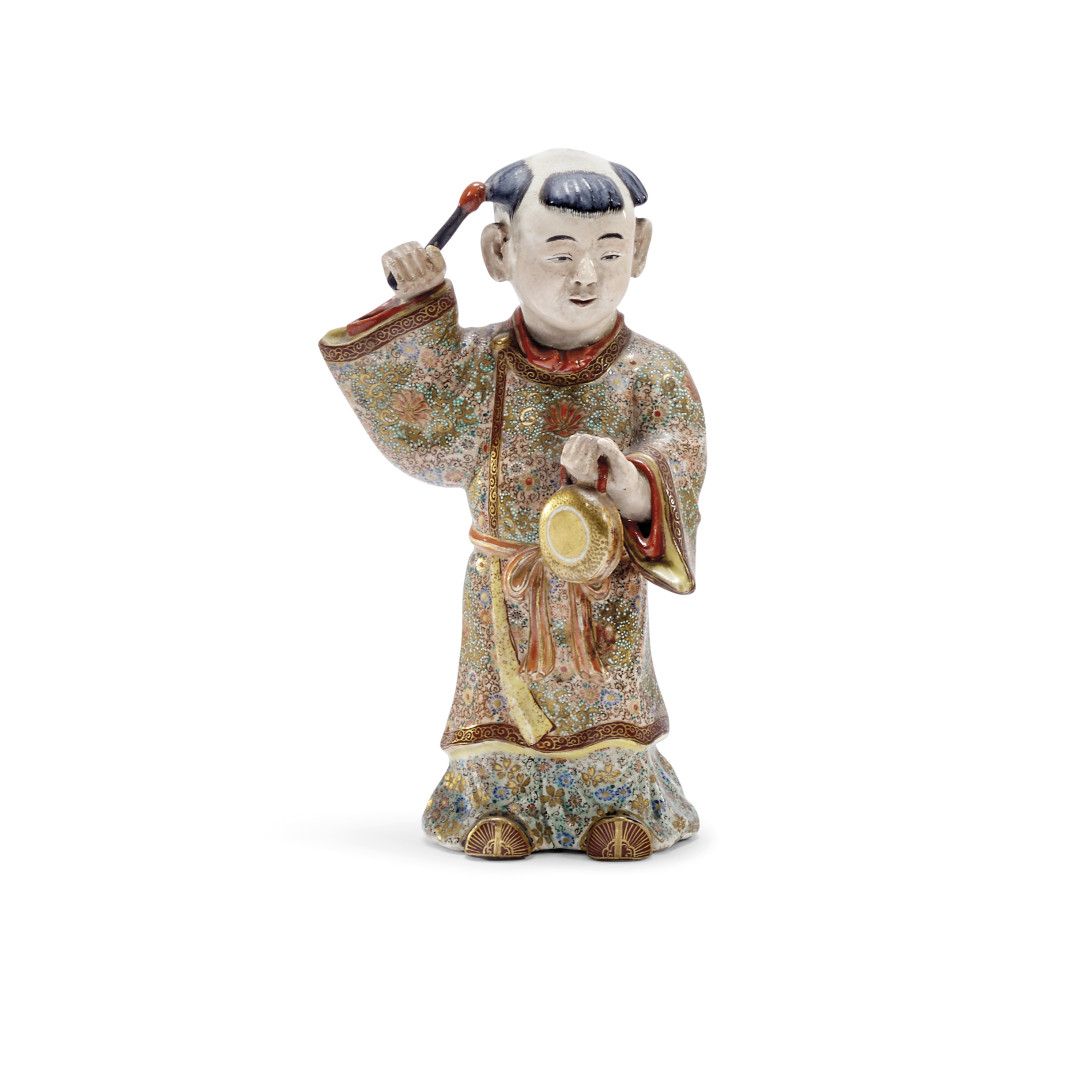 Null BAMBINO PERCUSSIONISTA Giappone, Meiji-Periode - Satsuma-Keramik, das Abito&hellip;