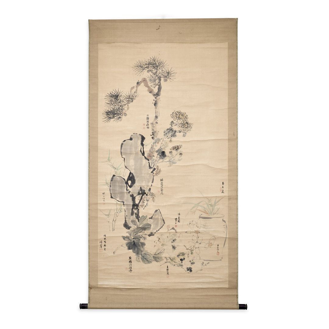 Null KAKEMONO 中国, 二十世纪初 - 竖立的大画卷，上面有花纹，白色，圆形和一个花瓶，可能是几个人合作的作品。有不同作者的签名，202 x 105&hellip;