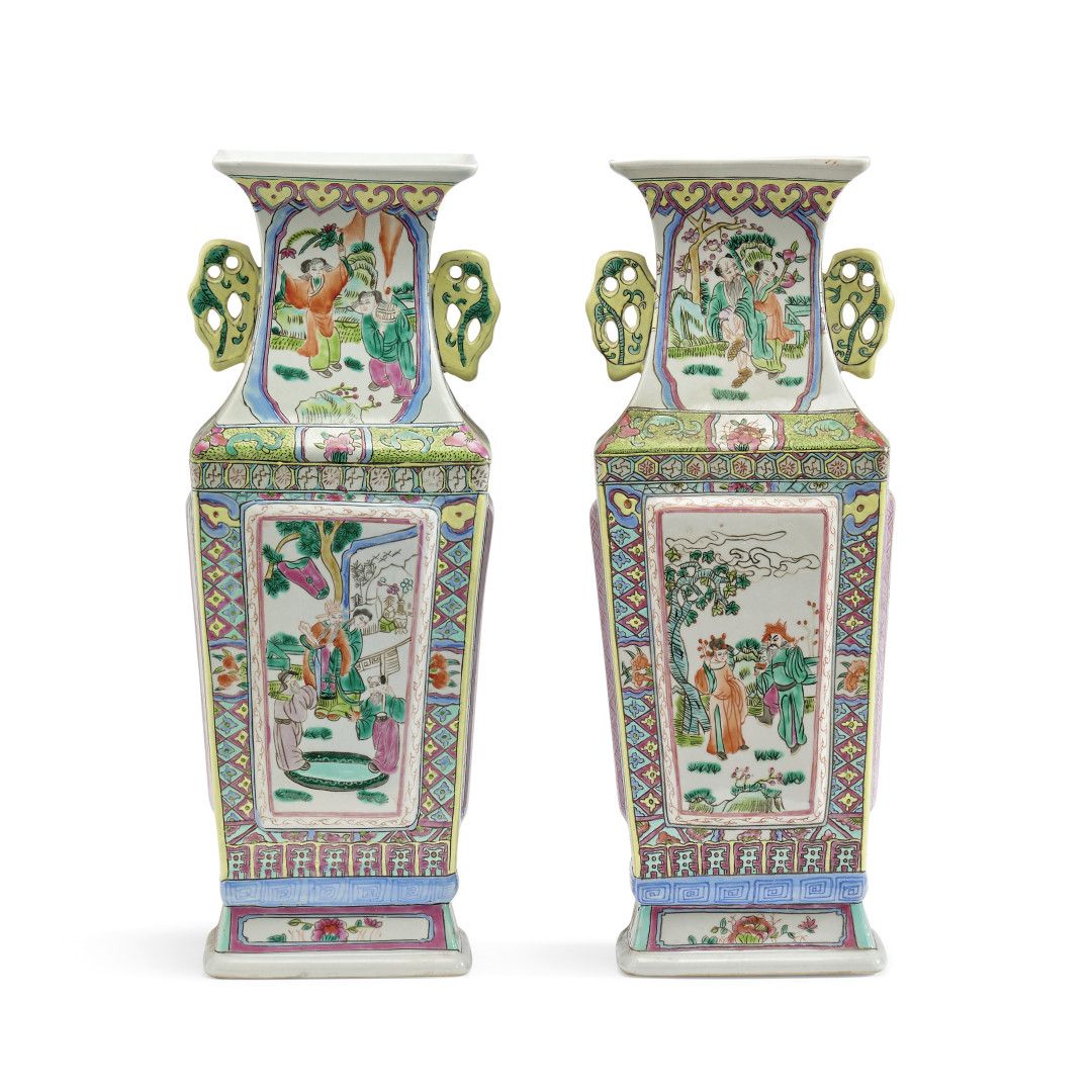 Null COPPIA DI VASI China, XX secolo - Porcellana policroma con decori geometric&hellip;
