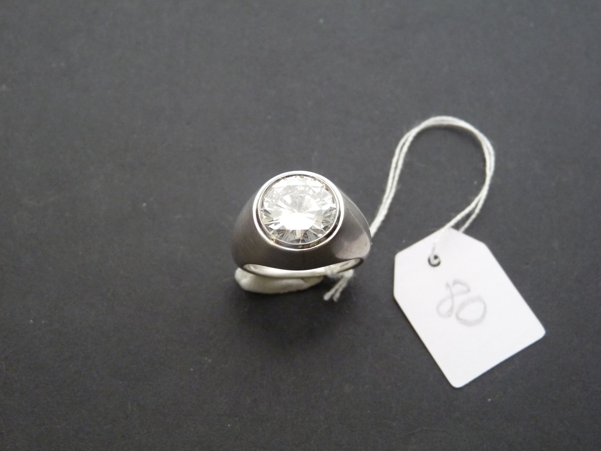 Null 卡地亚：铂金(850/oo)戒指，缎面处理，中间是一颗明亮型切割钻石，重3.14克拉，G色，VVS2净度。该石料附有LFG证书。签名为 "Montur&hellip;