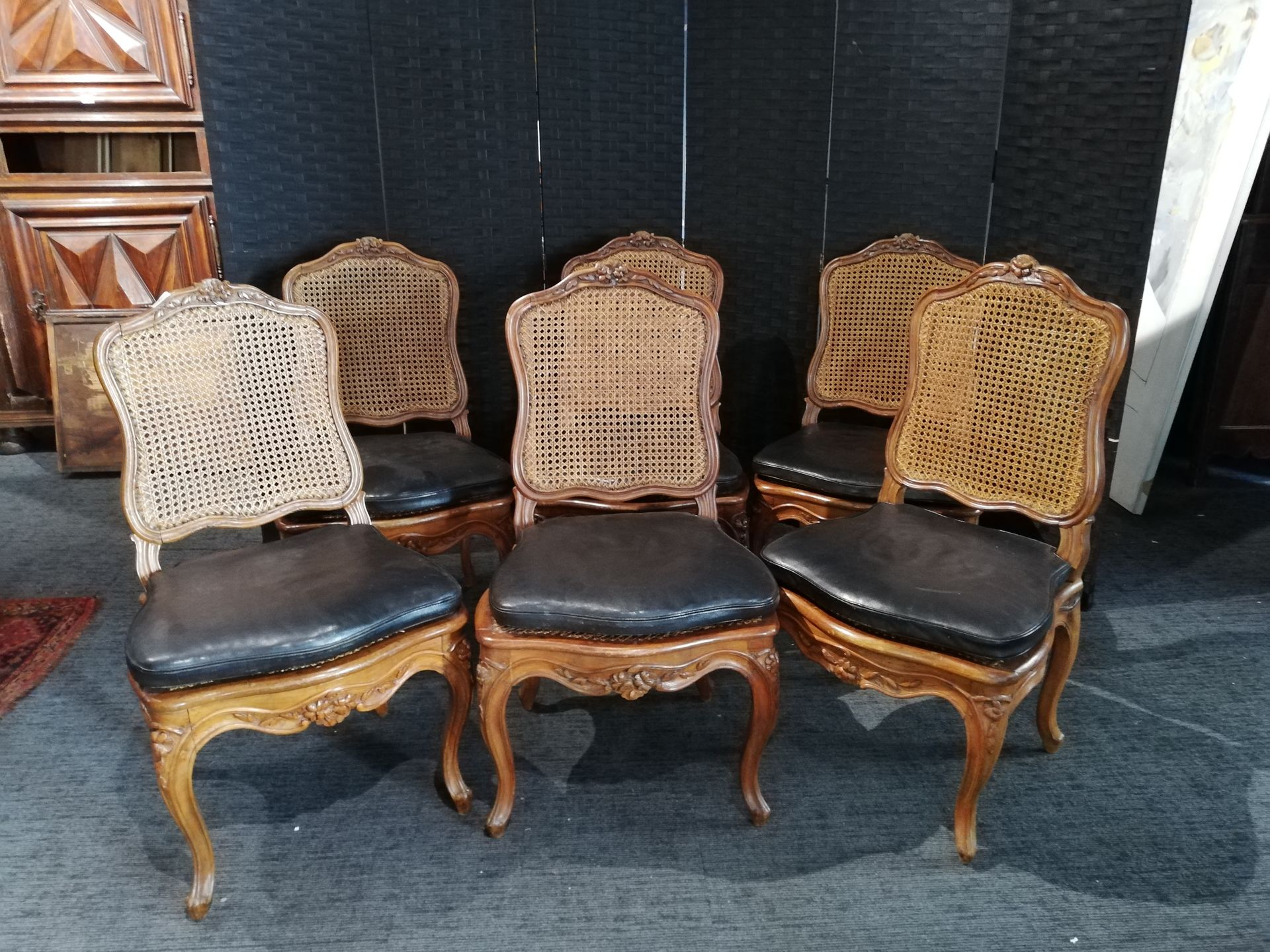 Null 
一套六把类似型号的椅子（在雕刻上有一些差异），采用模制和雕刻的天然木材，座椅和椅背上有藤条。黑皮封面（小事故和缺失部分）。路易十五时期。 五个是在里&hellip;
