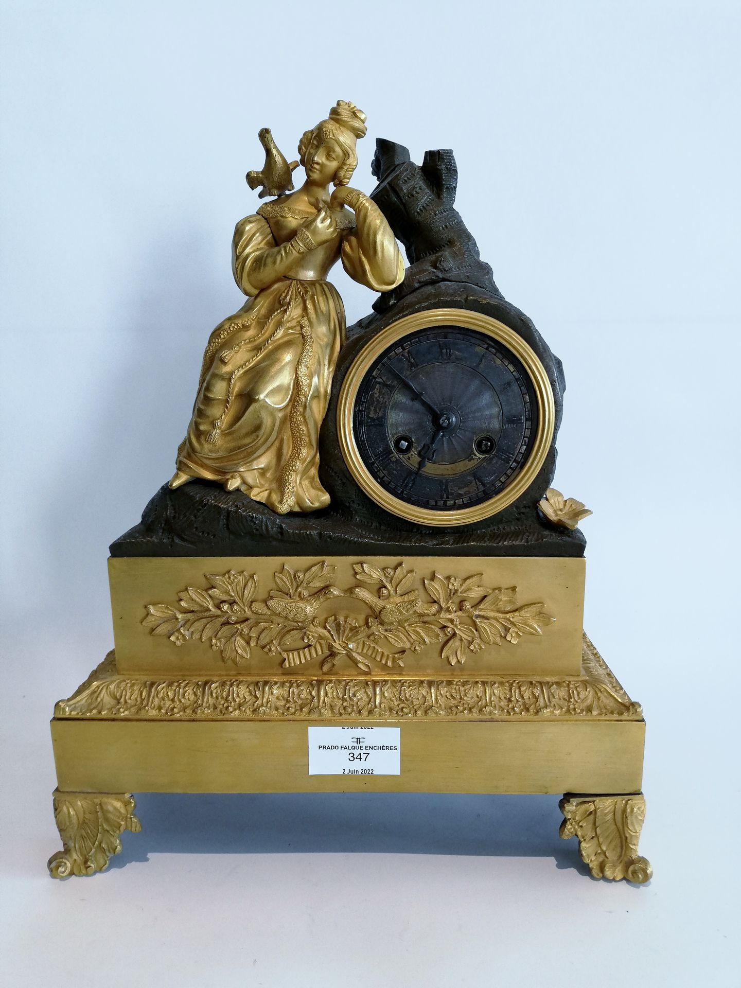 Null 
四角形底座的 "带鸽子的女人 "铜钟，雕工精细（钢丝机芯，钥匙丢失），镀金层略有磨损，19世纪上半叶，（不保证工作状态）33x25x10.5厘米