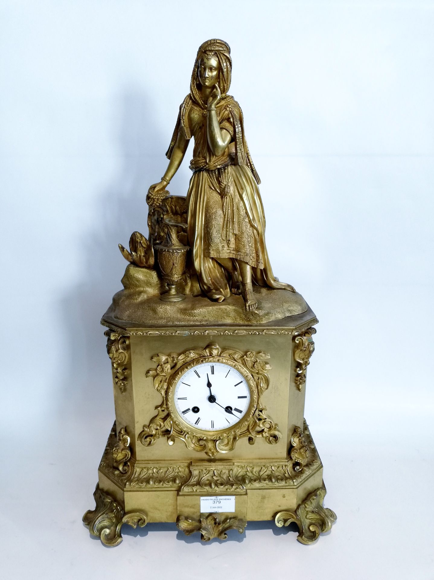 Null Reloj de bronce dorado y cincelado "Orientale à la cruche", esfera esmaltad&hellip;